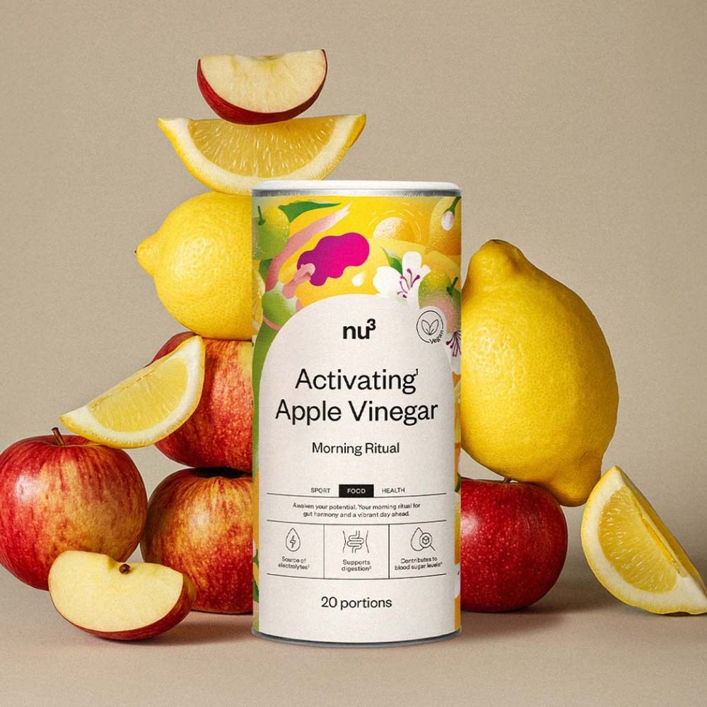 Dose "nu3 Activating Apple Vinegar" umgeben von Äpfeln und Zitronen. Produktname und Logo sichtbar. 20 Portionen.