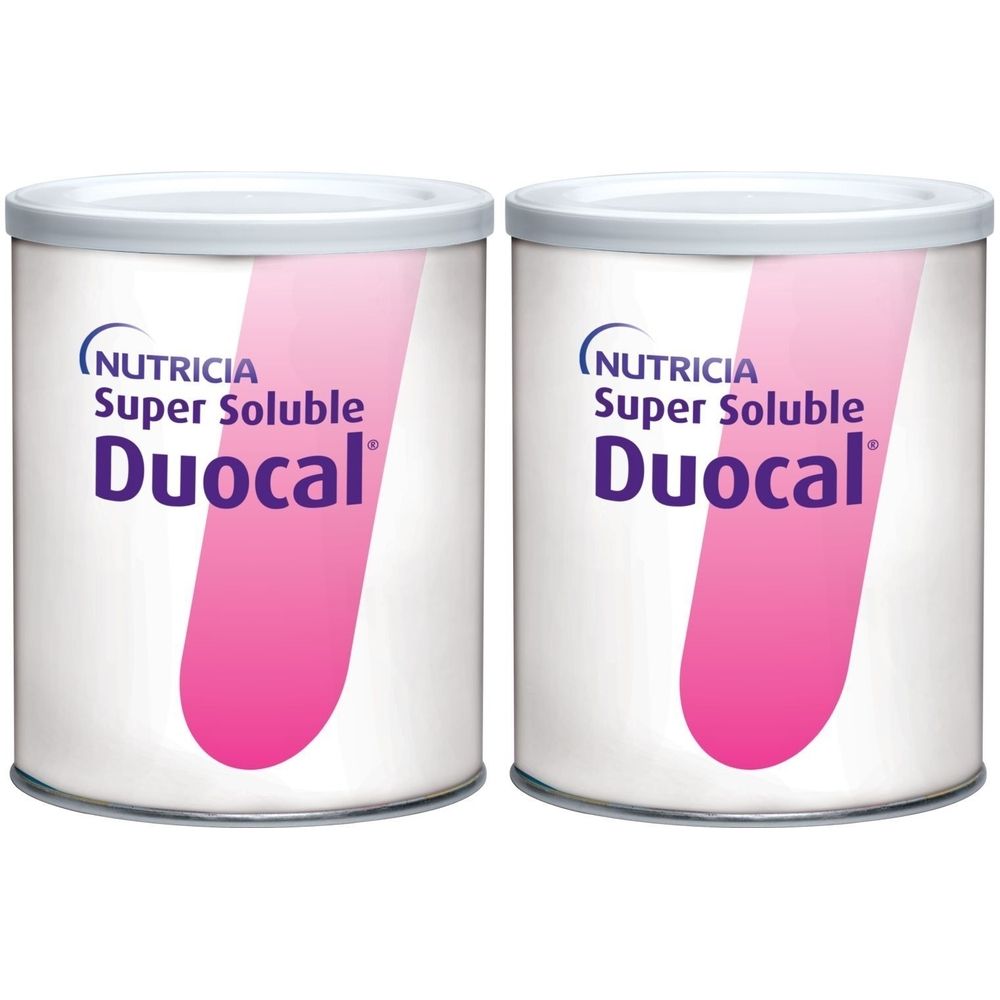 Zwei Dosen Duocal, weiß mit rosa Akzenten. Aufschrift: Nutricia, Super Soluble, Duocal.