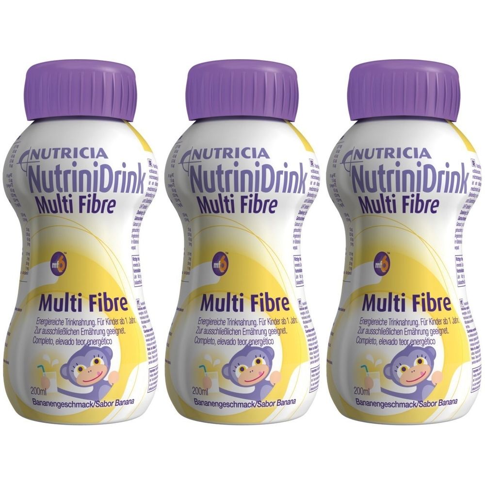Drei Flaschen NutriniDrink Multi Fibre. Lila Deckel, weißes Etikett mit gelbem Hintergrund und Affen-Illustration. Text: Multi Fibre, Bananengeschmack.