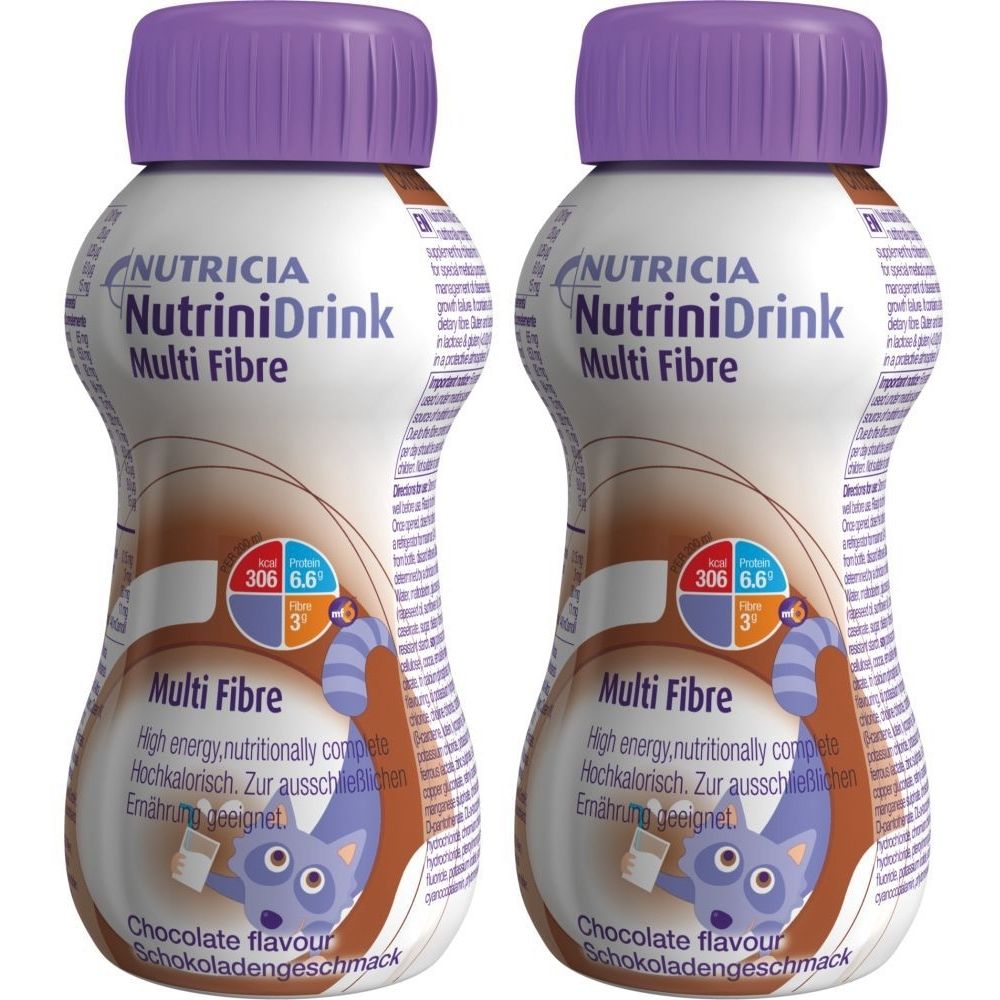 Zwei Flaschen NutriniDrink Multi Fibre Schokogeschmack mit lila Deckel. Aufschrift: NutriniDrink, Multi Fibre, Chocolate flavour.