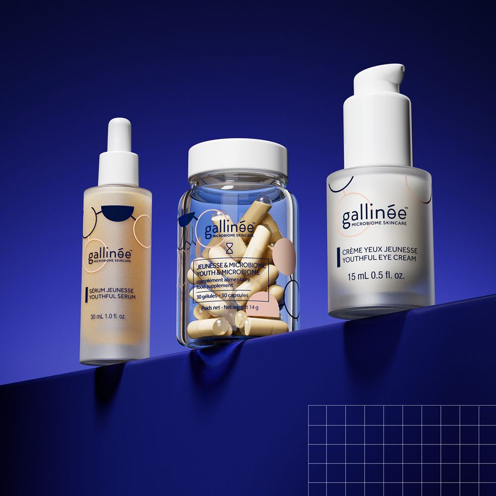 Drei Produkte auf blauem Hintergrund. Gallinée Serum, Kapseln und Youthful Eye Cream. Alle mit Logo.