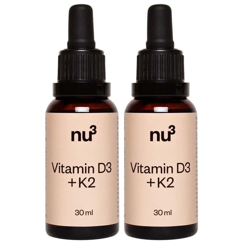 Zwei braune Glasflaschen mit schwarzen Tropfaufsätzen. Auf den Etiketten steht "nu3 Vitamin D3 + K2" und "30 ml".