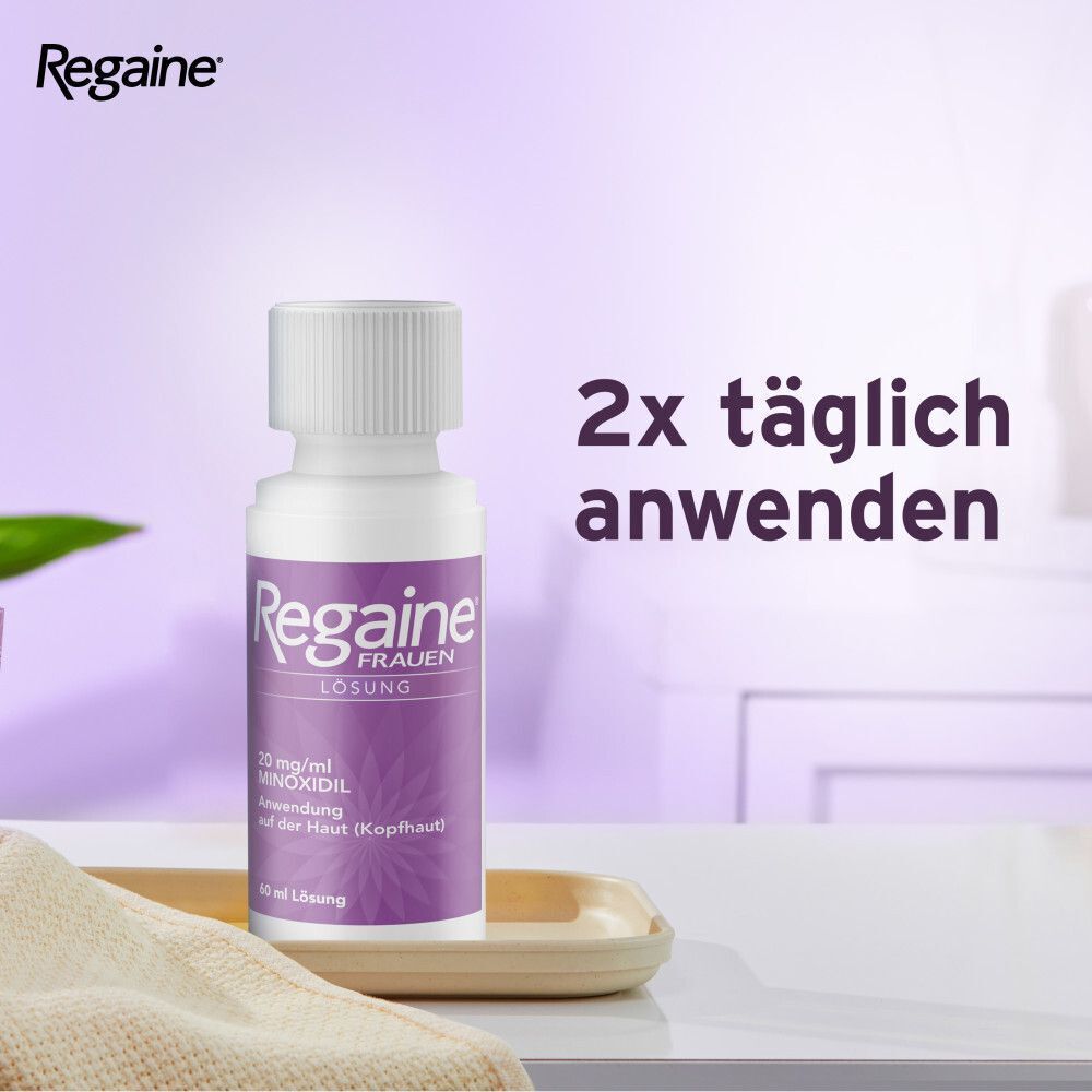 Regaine Frauen Lösung Flasche auf einem Tablett.