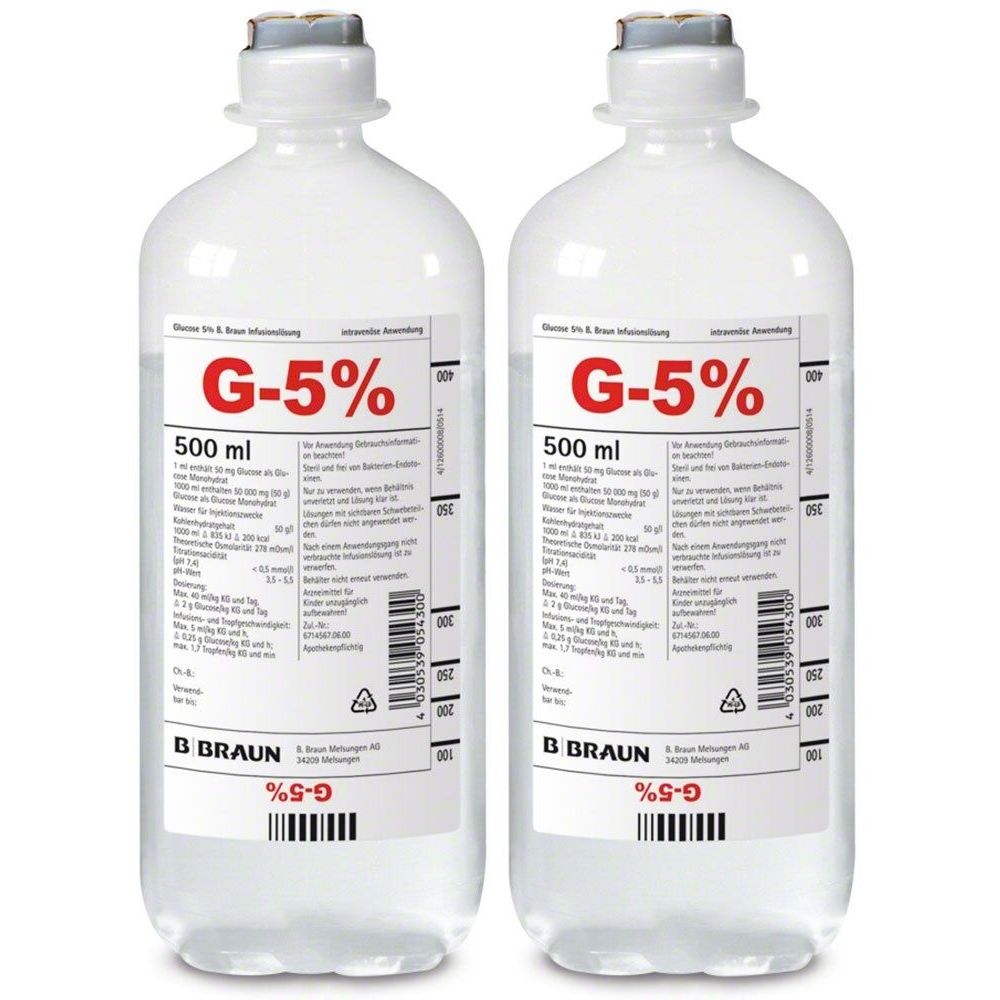 Zwei Infusionsflaschen mit Aufschrift G-5%. Jede Flasche enthält 500 ml. Marke B. Braun. Etiketten mit Informationen und Barcode.