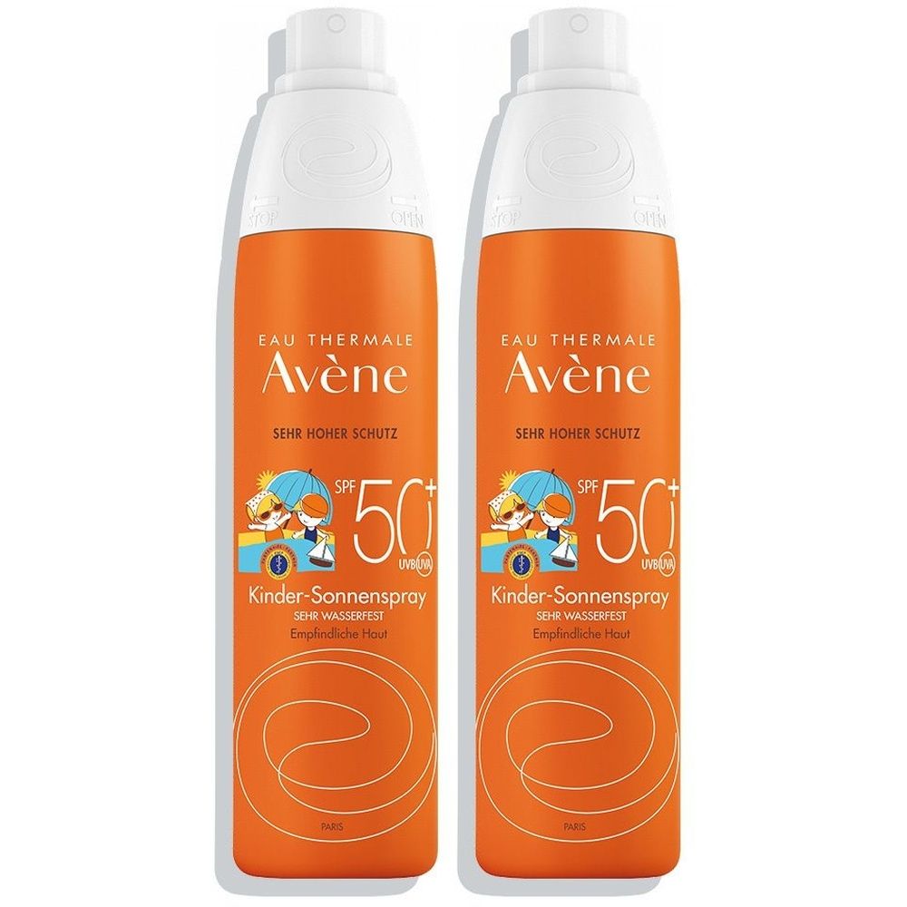 Zwei orangefarbene Sprühflaschen. Aufschrift: Eau Thermale Avène, SPF 50+, Kinder-Sonnenspray. Illustration von Kindern unter einem Sonnenschirm.