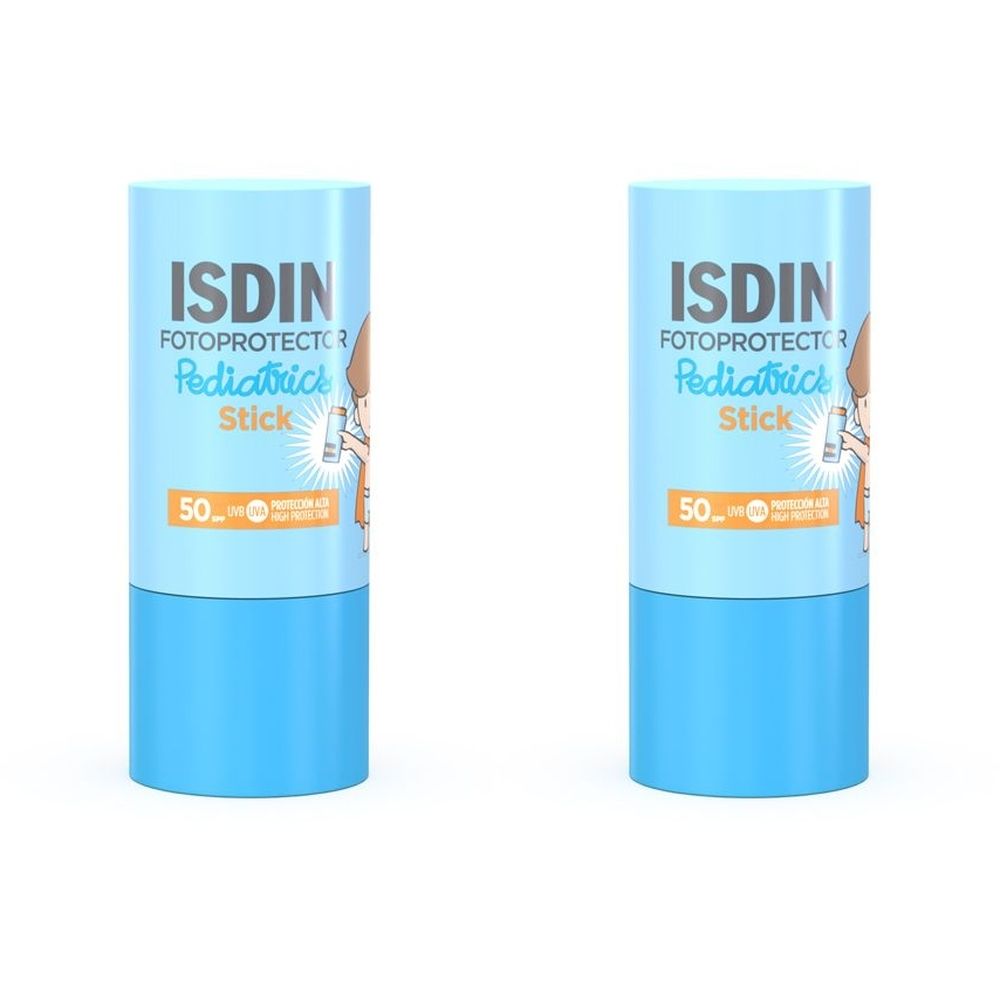 Zwei blaue Sonnensticks. Aufschrift: ISDIN Fotoprotector Pediatrics Stick LSF 50. Mit Illustration eines Kindes.