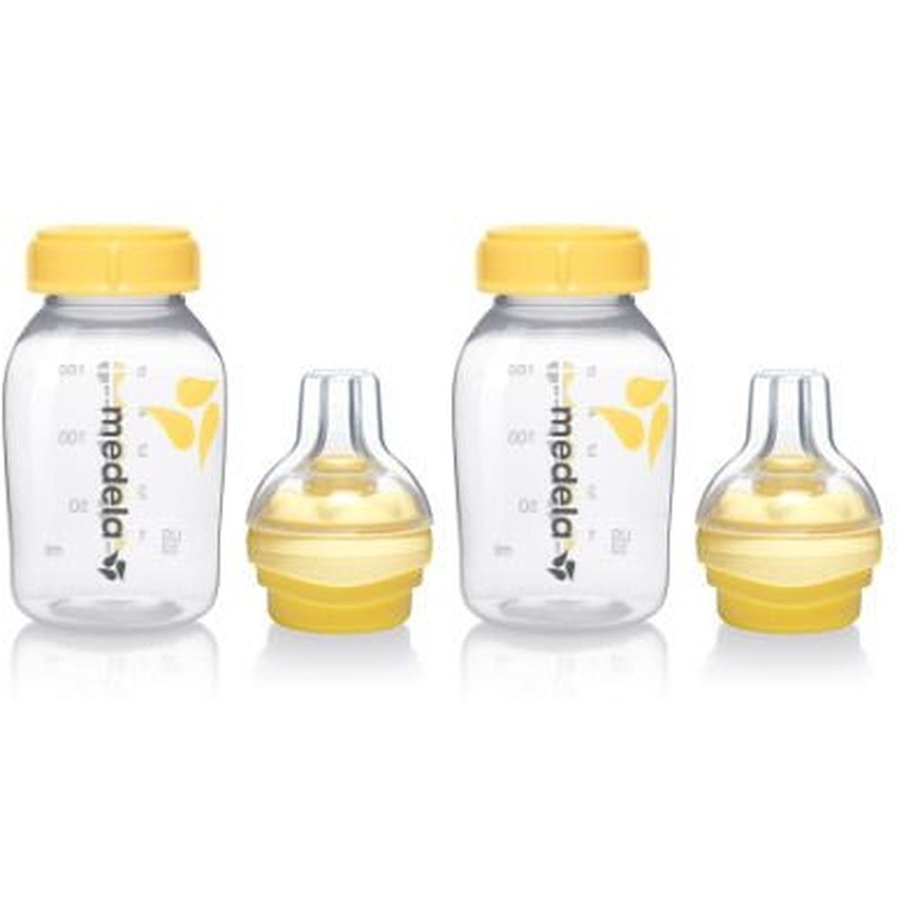 Zwei Babyflaschen mit gelben Deckeln und zwei Saugern. Die Flaschen haben Messskalen und das Medela-Logo. Die Sauger sind gelb.
