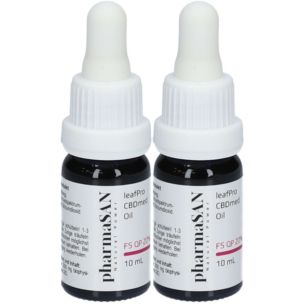 Zwei Fläschchen mit weißem Deckel und Pipette. Aufschrift: leafPro CBDmed Oil, pharmaSAN, FS OP 20%, 10 ml.