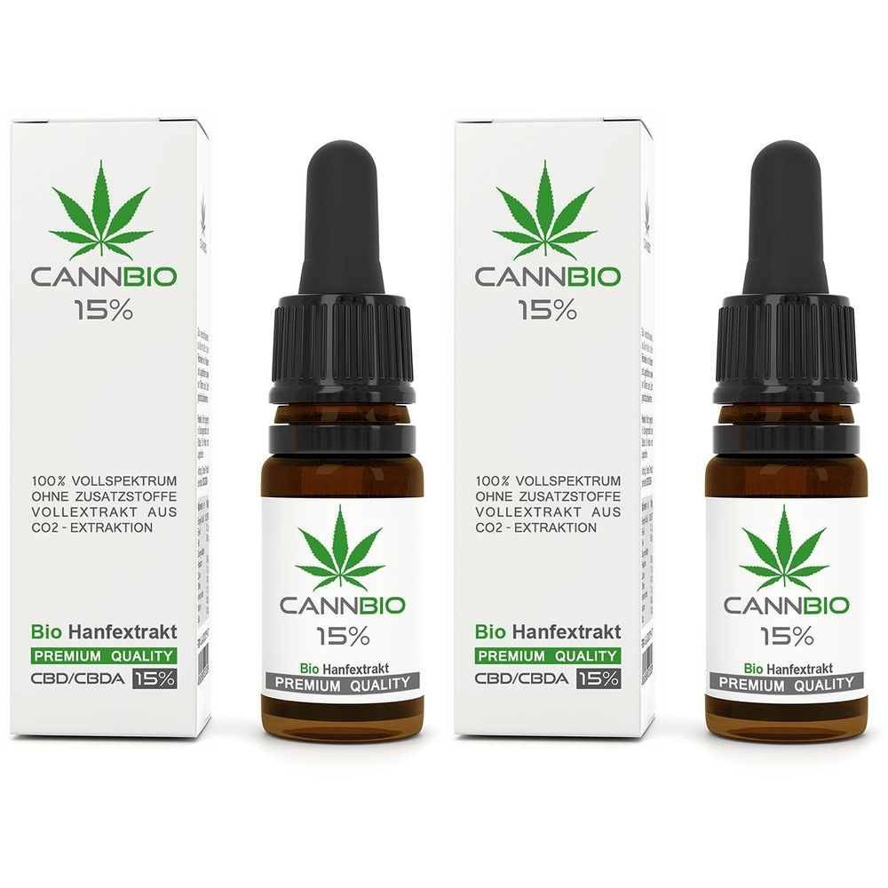 Drei Fläschchen mit Tropfer und Verpackungen. Aufschrift: CANNBIO 15%, Bio Hanfextrakt, CBD/CBDA 15%.