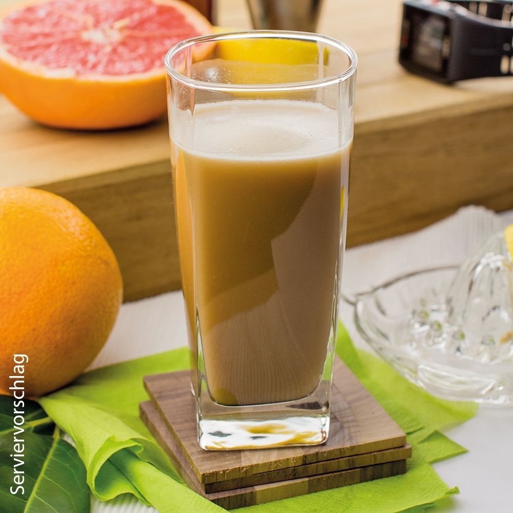 Ein Glas Chi-Café mit Grapefruit im Hintergrund.