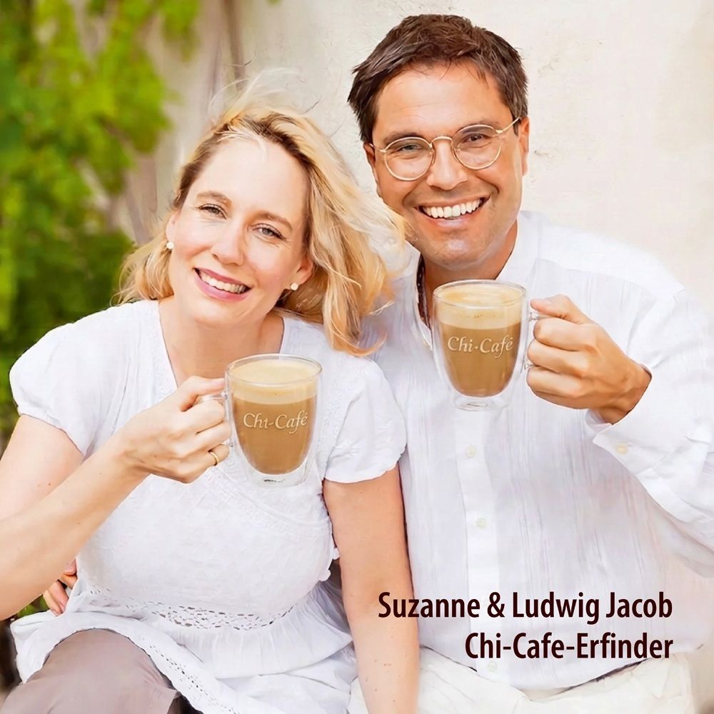 Mann und Frau halten Tassen mit Chi-Cafe.