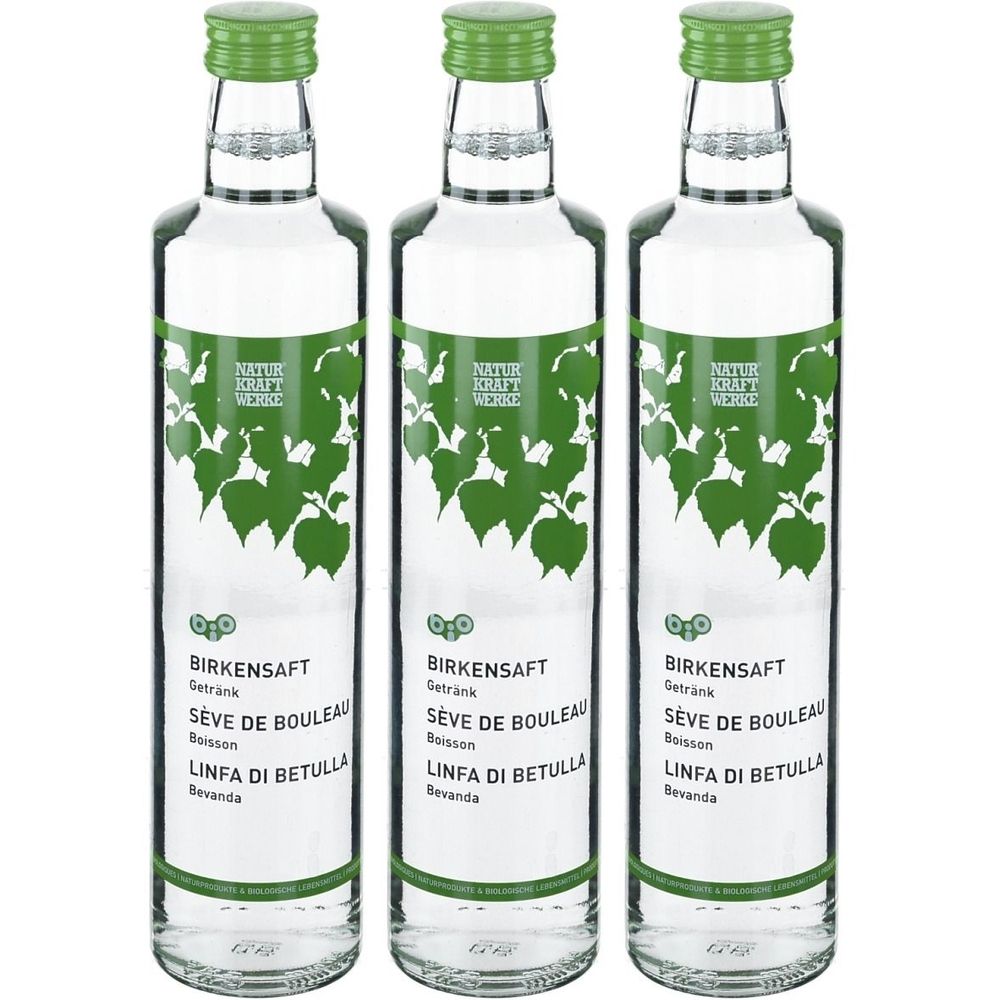 Drei Glasflaschen mit grünem Deckel und Etikett. Auf dem Etikett steht "BIRKENSAFT" und "SÈVE DE BOULEAU".