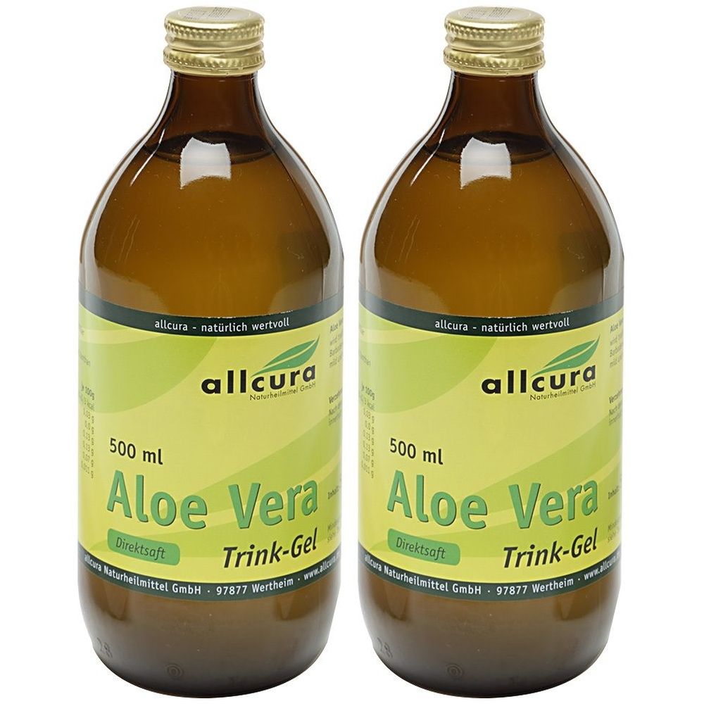 Zwei braune Glasflaschen mit goldfarbenen Verschlüssen. Auf den Etiketten steht "allcura Aloe Vera Trink-Gel".