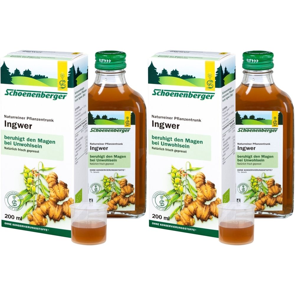 Mehrere Flaschen und Kartons mit Ingwer-Pflanzentrunk. Aufschrift: Schoenenberger, Ingwer, beruhigt den Magen bei Unwohlsein. Mit Messbechern.