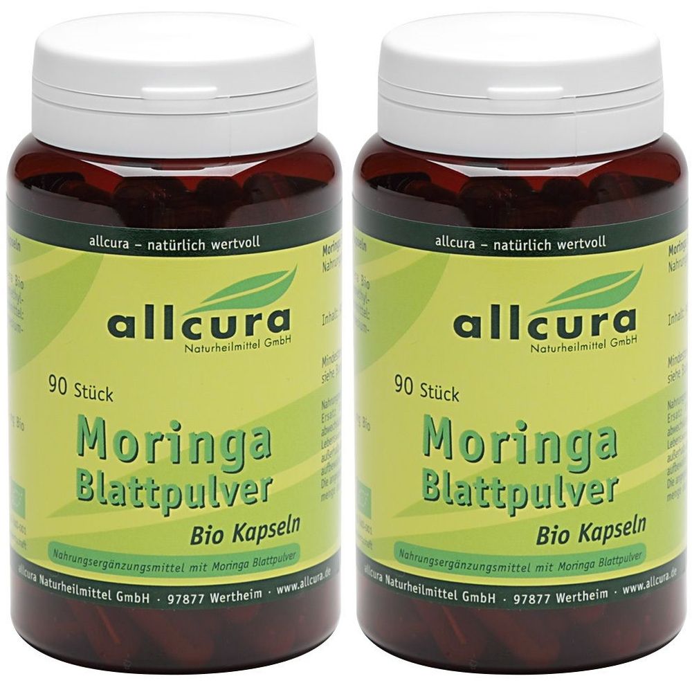 Zwei braune Flaschen mit weißen Deckeln. Aufschrift: allcura Moringa Blattpulver Bio Kapseln. 90 Stück. Naturheilmittel GmbH.