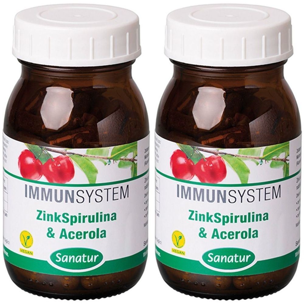 Zwei braune Glasflaschen mit weißen Deckeln. Etiketten mit Text: IMMUNSYSTEM, ZinkSpirulina & Acerola, Sanatur. Vegan-Siegel.