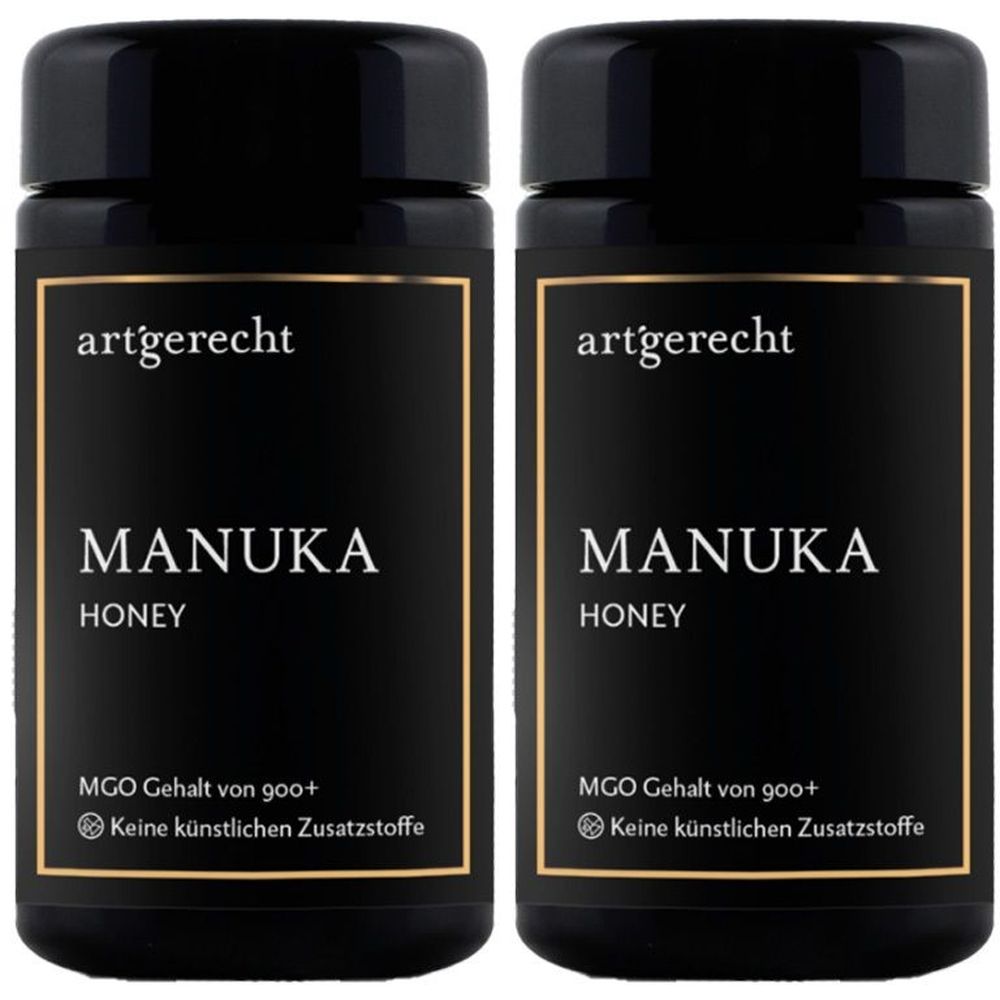Zwei schwarze Gläser mit Etiketten. Aufschrift: artgerecht, MANUKA HONEY, MGO 900+. Keine künstlichen Zusatzstoffe.