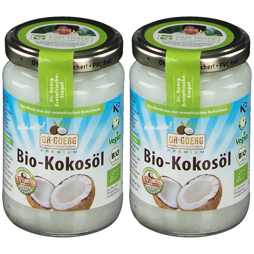 Zwei Gläser Bio-Kokosöl. Aufschrift: Dr. Goerg Premium Bio-Kokosöl. Mit Fair Trade Siegel und Vegan-Logo. Glasbehälter mit Schraubverschluss.