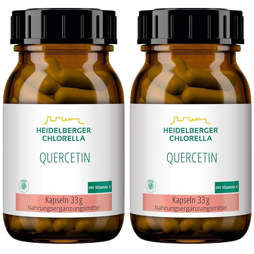 Zwei braune Glasflaschen mit schwarzen Deckeln. Auf den Etiketten steht "HEIDELBERGER CHLORELLA QUERCETIN". Enthält Kapseln. Mit Vitamin C.