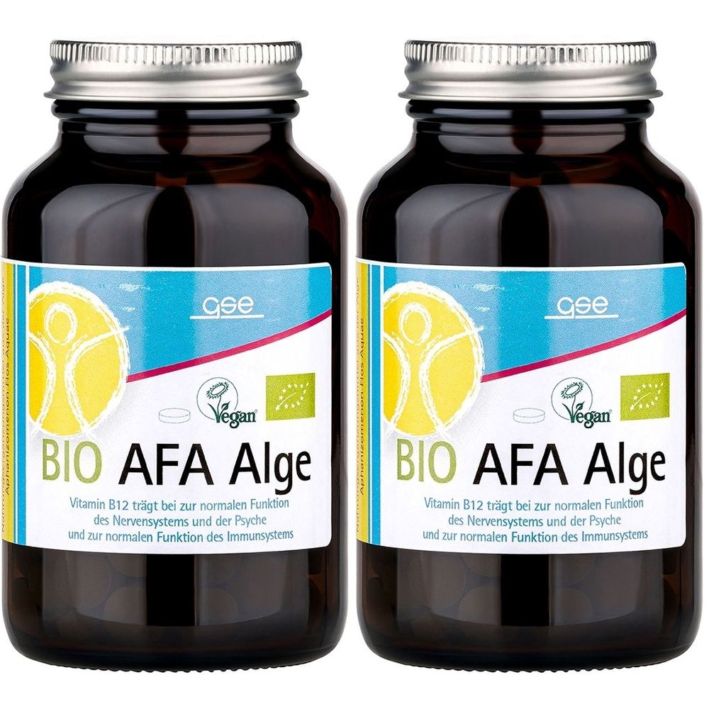 Zwei braune Glasflaschen mit silbernen Deckeln. Auf den Etiketten steht "BIO AFA Alge" und "Vegan".