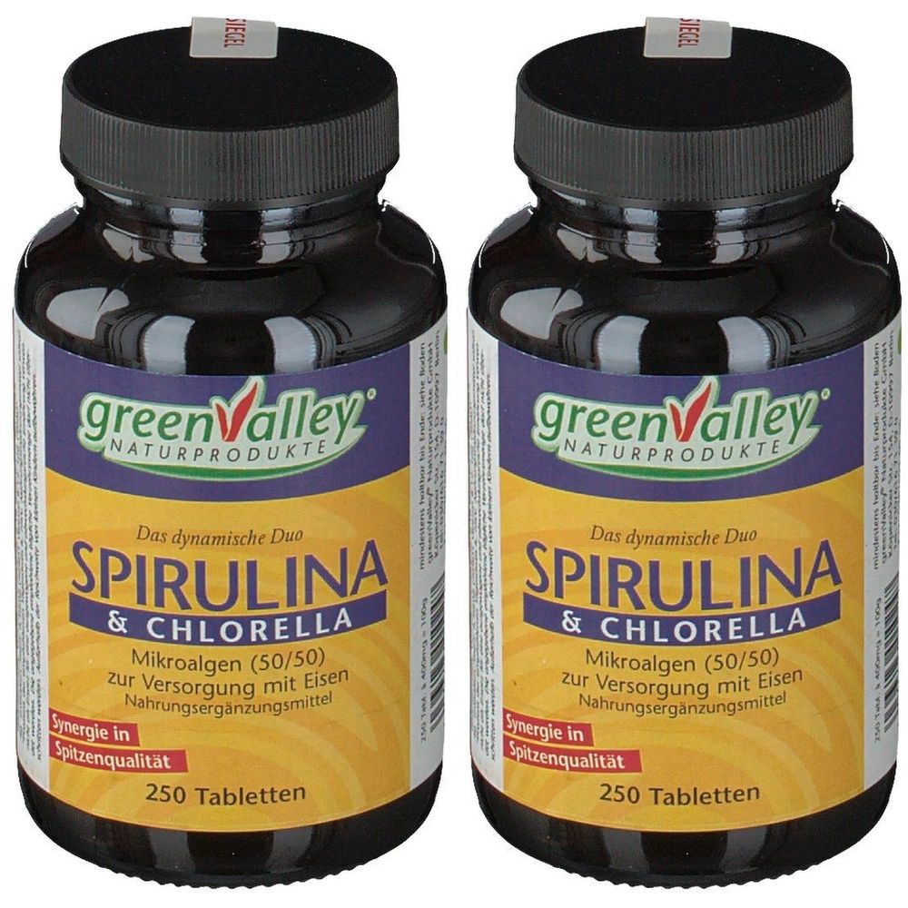 Zwei Flaschen mit schwarzen Deckeln. Aufschrift: Spirulina & Chlorella, 250 Tabletten. Marke: green Valley.