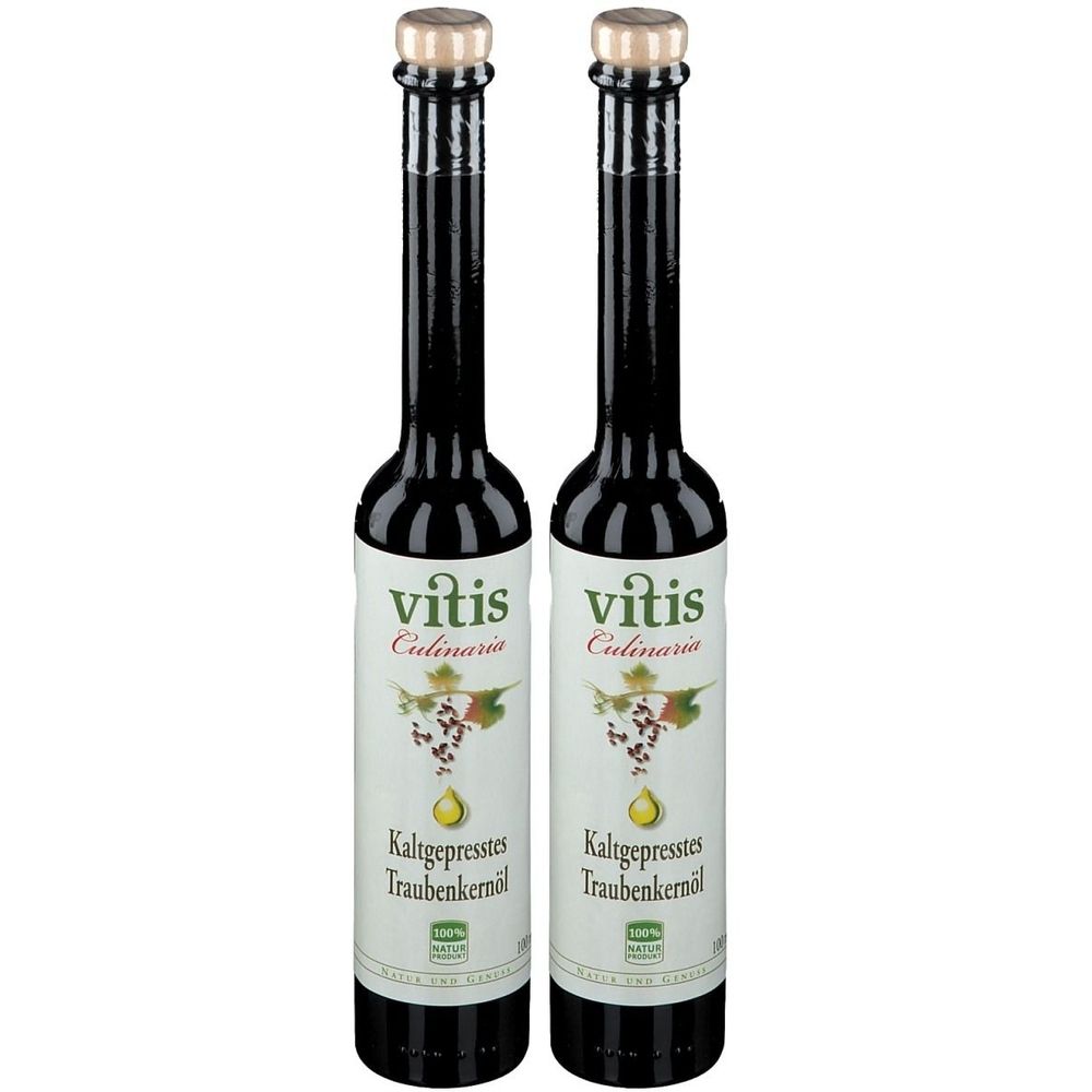 Zwei Flaschen mit dunklem Inhalt. Auf den Etiketten steht "vitis Culinaria" und "Kaltgepresstes Traubenkernöl".