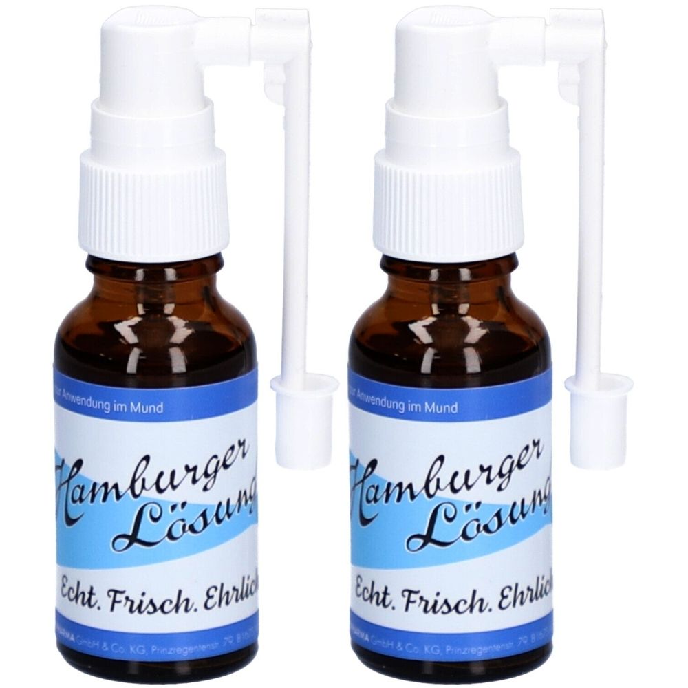Zwei braune Flaschen mit weißem Sprühkopf und Aufsatz. Auf den Etiketten steht "Hamburger Lösung".