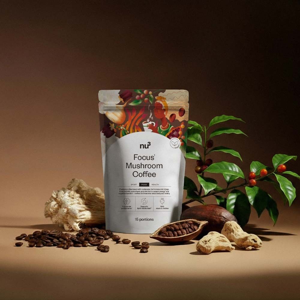 Produktverpackung von nu3 Focus Mushroom Coffee. Auf braunem Untergrund mit Kaffeebohnen und Zutaten.