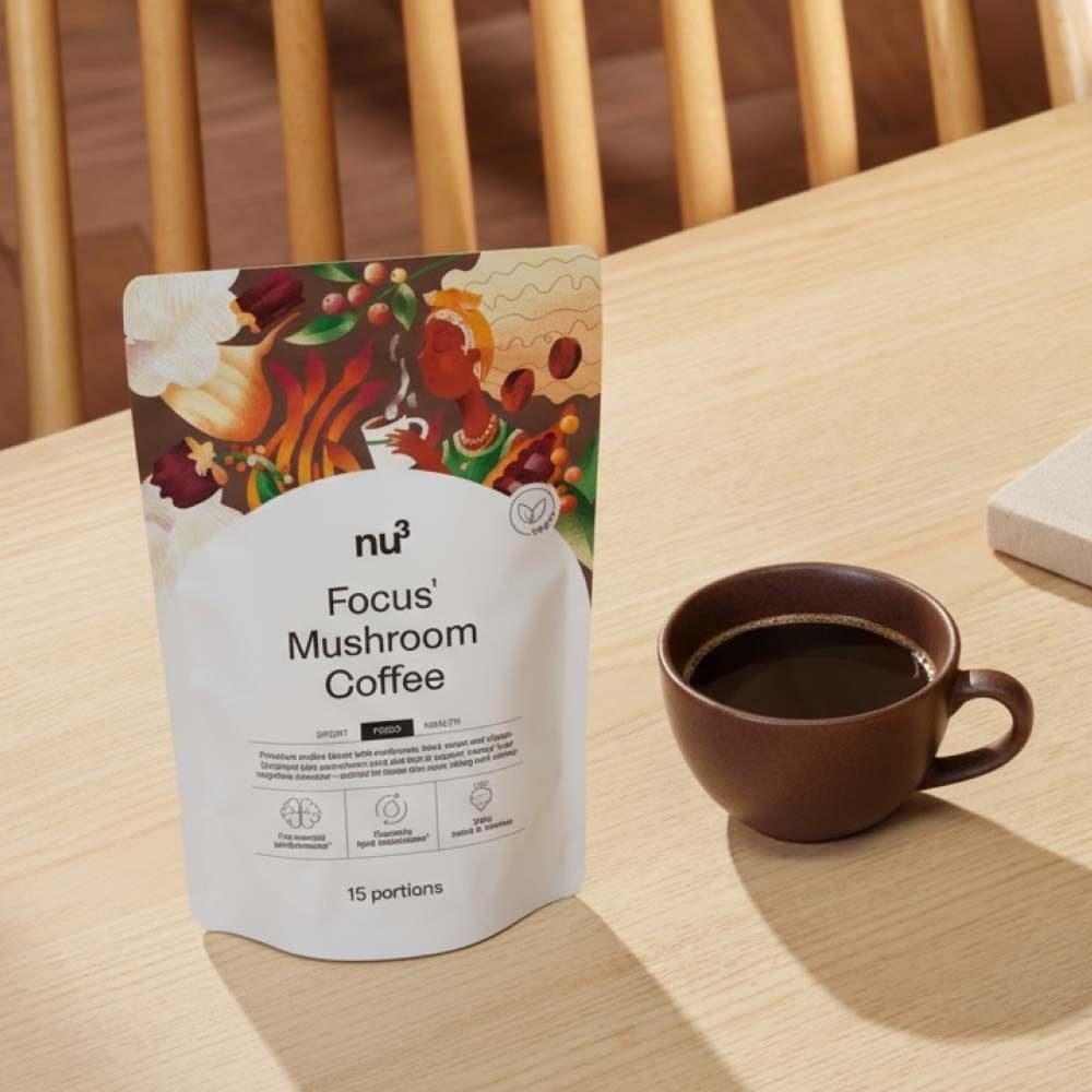 Tasse Kaffee neben Verpackung von nu3 Focus Mushroom Coffee. Auf Holztisch.