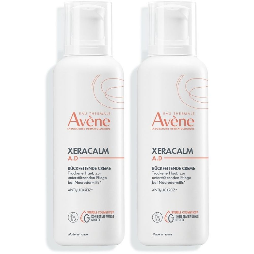 Zwei weiße Flaschen Avène XeraCalm A.D Creme. Aufschrift: XeraCalm A.D, rückfettende Creme, gegen Juckreiz und Neurodermitis. Sterile Kosmetik.
