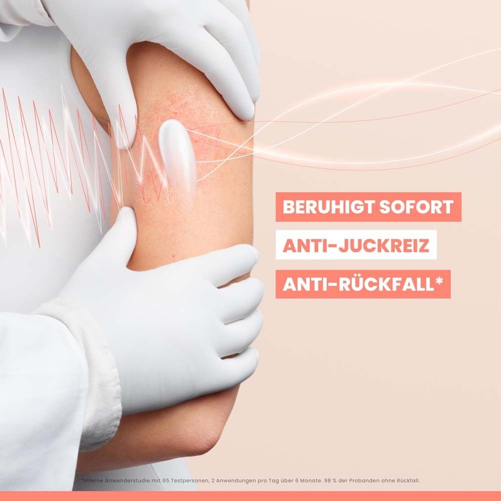 Arm mit Hautausschlag, Creme wird aufgetragen. Text: Beruhigt sofort, Anti-Juckreiz, Anti-Rückfall.