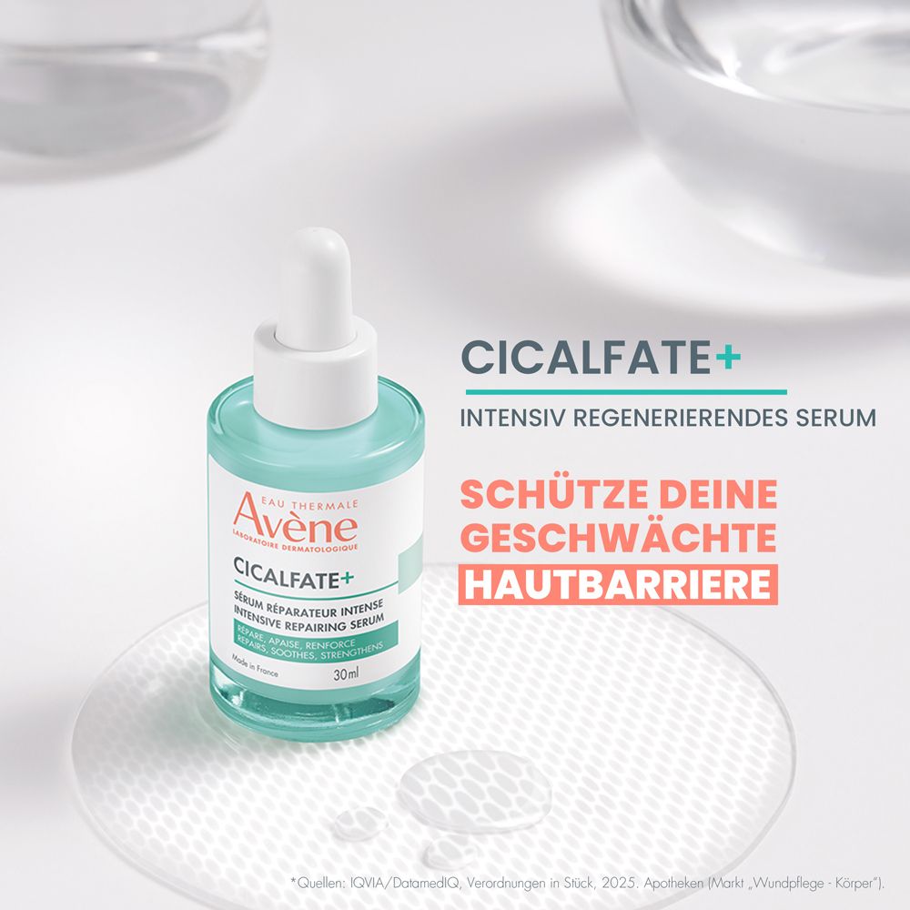 Avène Cicalfate+ Serum in Glasflasche mit Pipette, auf einem Wattepad.