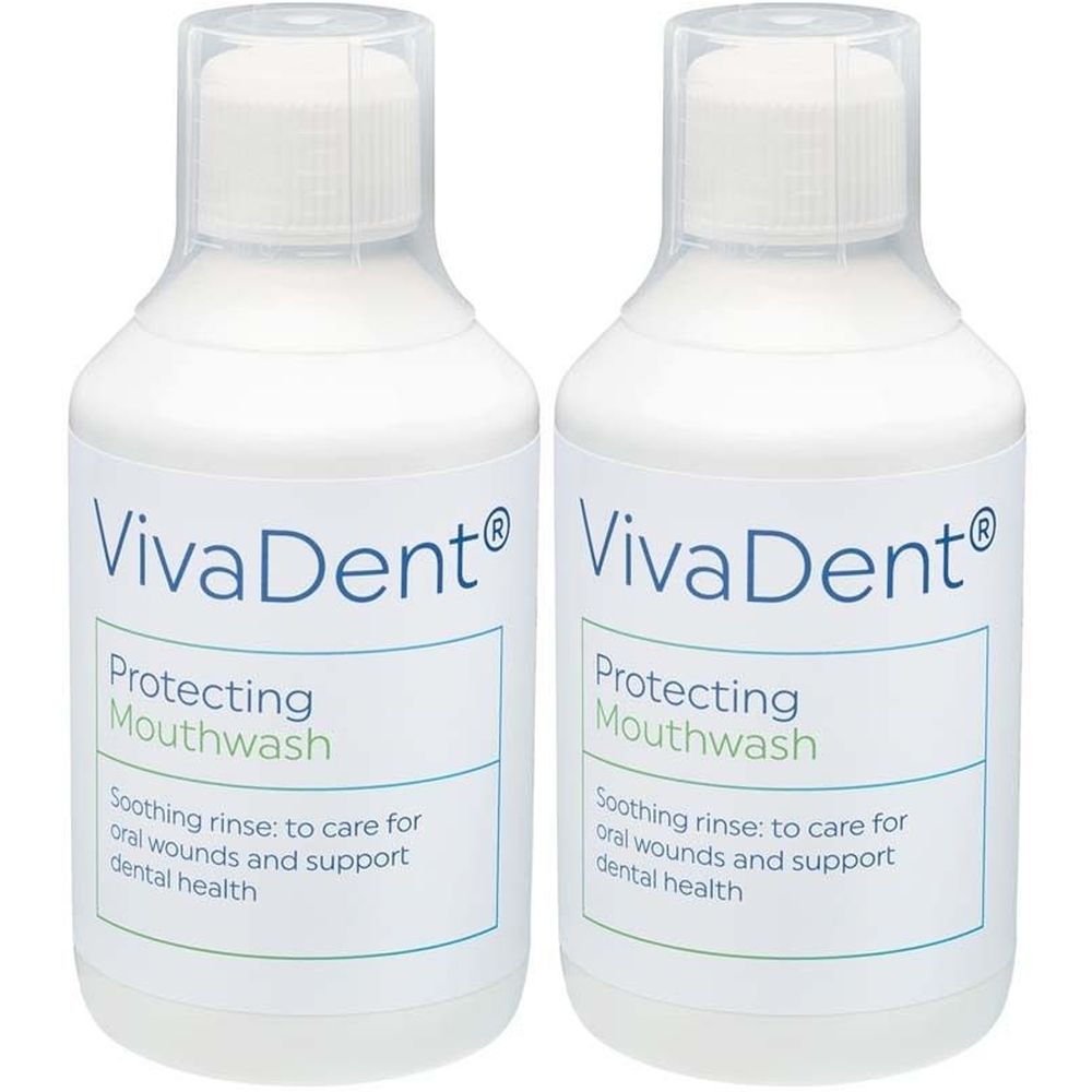 Zwei weiße Flaschen VivaDent Mundspülung. Aufschrift: Protecting Mouthwash. Beschriftung: Soothing rinse: to care for oral wounds and support dental health.