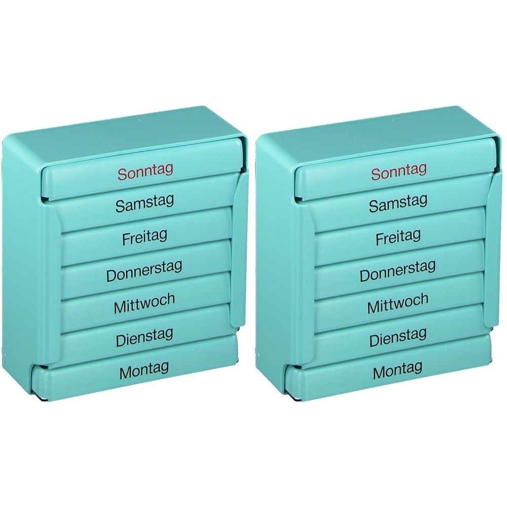 Zwei türkisfarbene Medikamentendosierer. Jeder hat sieben Fächer mit Wochentagen in Deutsch beschriftet.