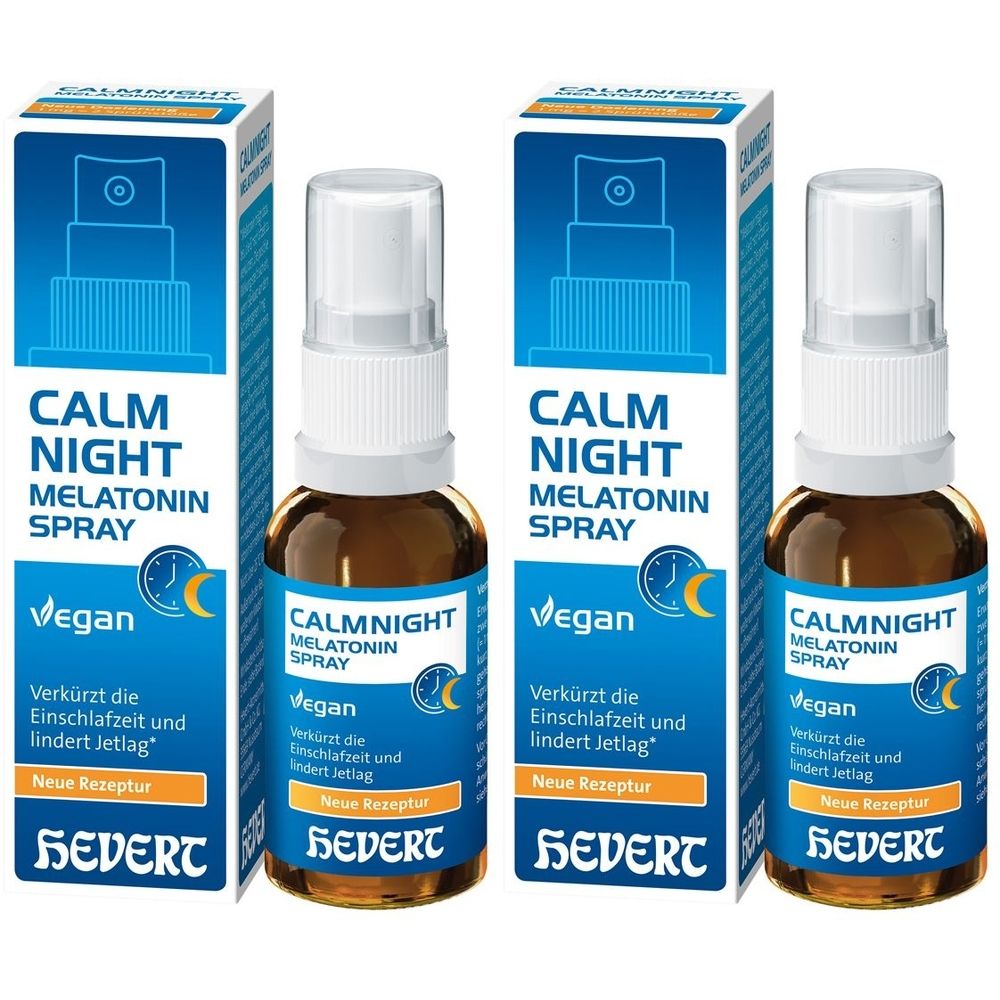 Drei Flaschen und Verpackungen. Aufschrift CALM NIGHT MELATONIN SPRAY, Vegan. Braune Flaschen mit weißem Sprühkopf. Blaue Verpackung.