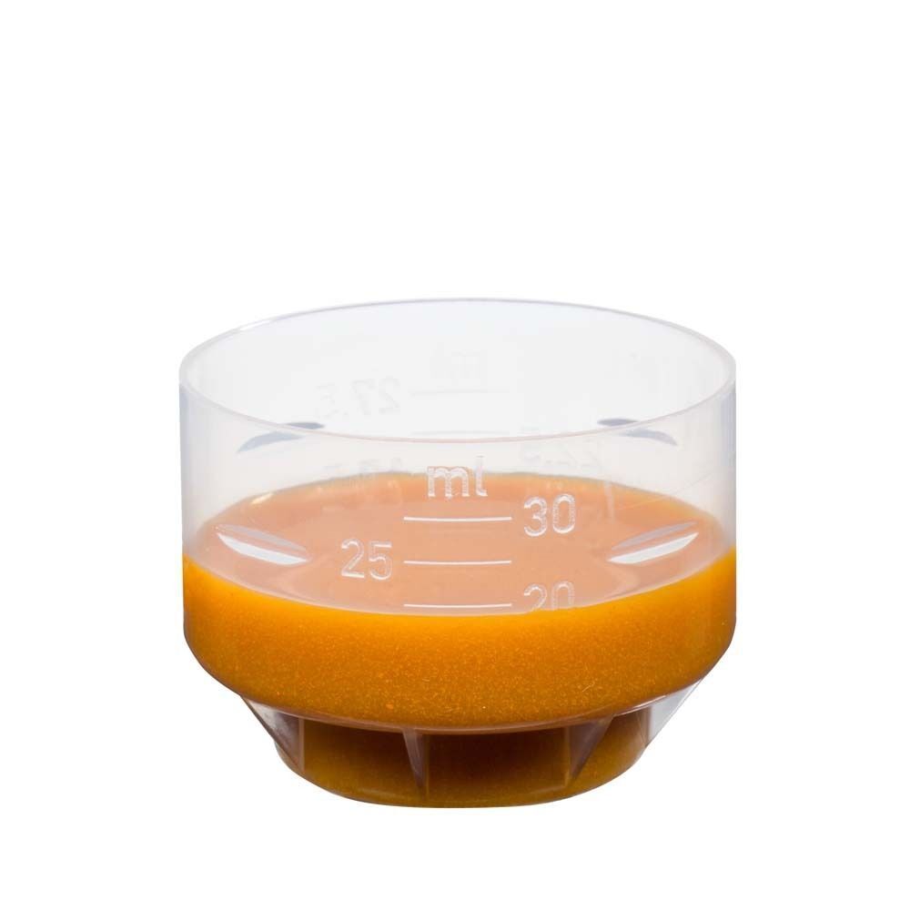 Messbecher mit 25 ml Salus Darm-Care Curcuma Bioaktiv Tonikum, orangefarbene Flüssigkeit.