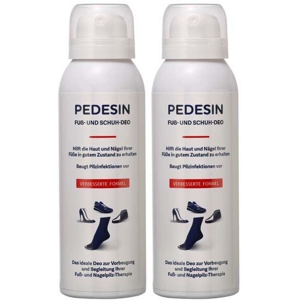 Zwei weiße Sprühflaschen mit dem Aufdruck "PEDESIN Fuß- und Schuh-Deo". Text und Illustrationen auf den Flaschen.