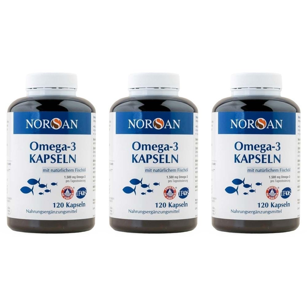 Drei Flaschen mit Omega-3 Kapseln. Blaue Etiketten mit weißer Schrift. Aufschrift: NORSAN, Omega-3 Kapseln, 120 Kapseln. Fisch-Illustration.