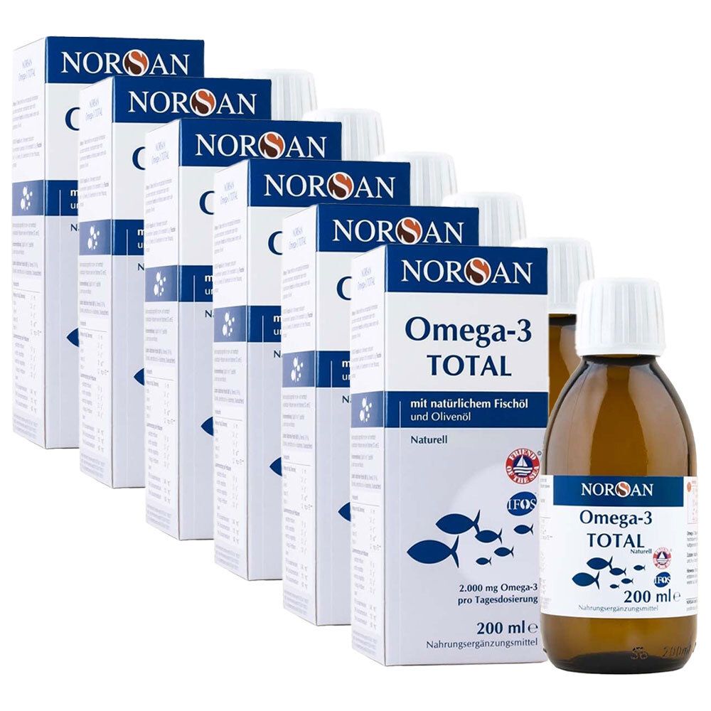 Mehrere Flaschen und Kartons mit Omega-3 Total. Braune Flaschen, weiße Deckel. Blaue und weiße Kartons mit Produktinformationen.