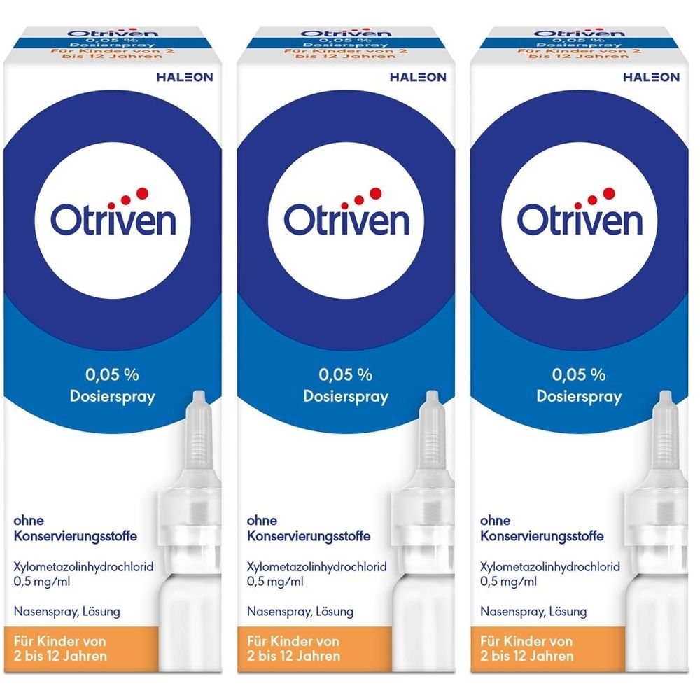 Drei Packungen Otriven Nasenspray für Kinder. Weiße Schachteln mit blauem Kreis und Produktinformationen. Nasenspray-Flasche sichtbar.
