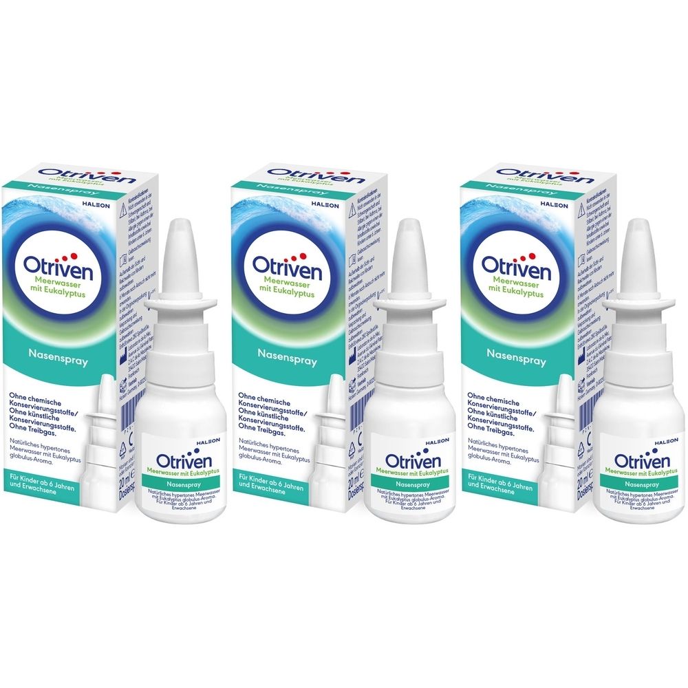 Drei Flaschen Nasenspray mit Verpackung. Weiße Flaschen mit Sprühaufsatz und Kartons mit Produktnamen und Logo.