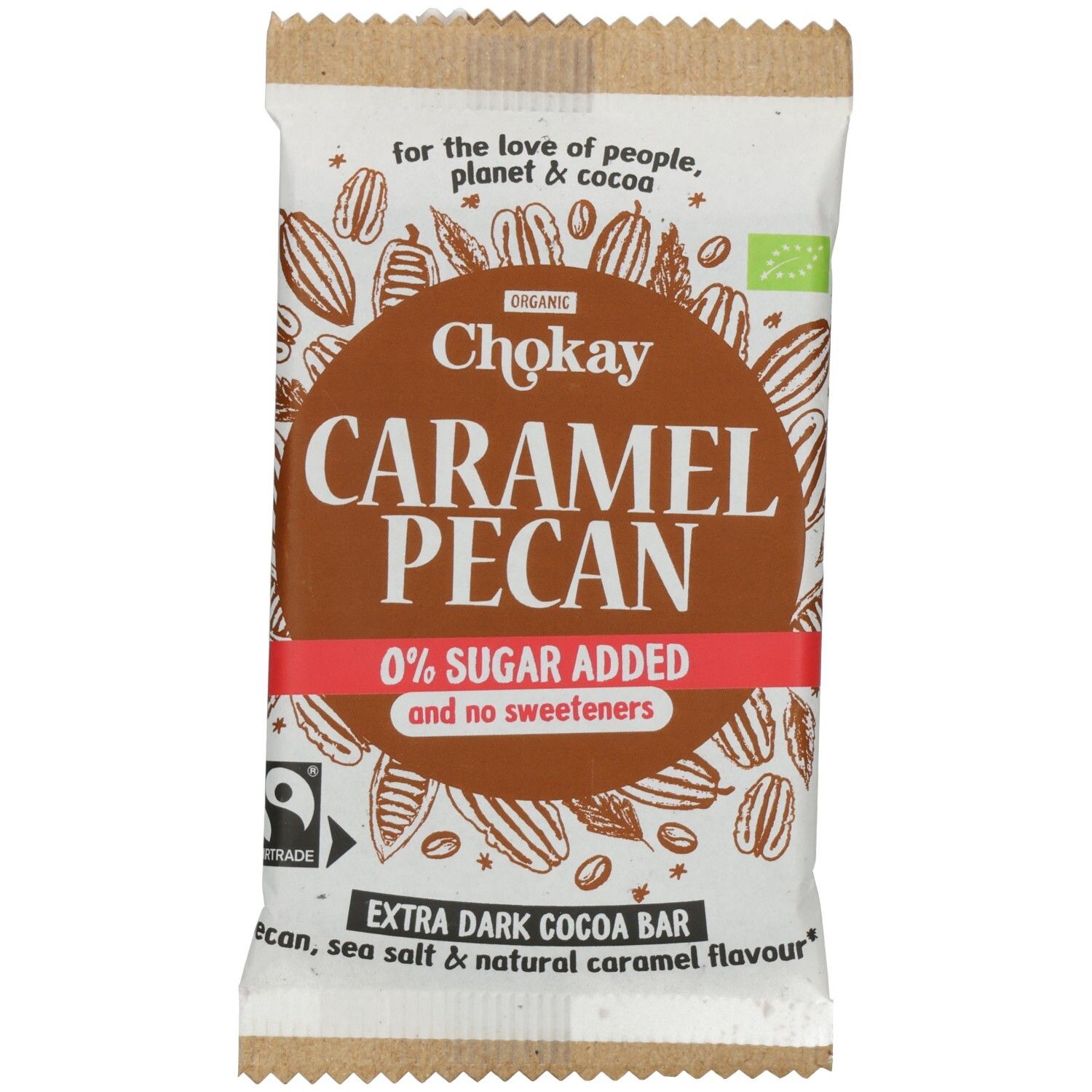 Verpackung mit Chokay Caramel Pecan Bar. Brauner Kreis mit Produktnamen. Roter Streifen mit Text. Bio-Siegel.