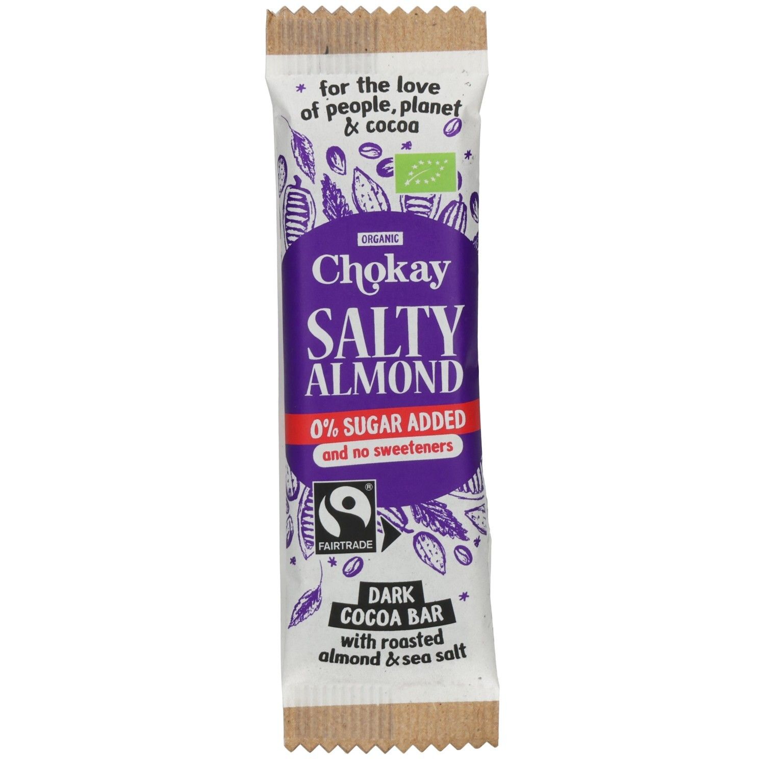 Riegelverpackung mit "Chokay Salty Almond". Fairtrade-Siegel, Bio-Siegel. "0% Zuckerzusatz". Dunkle Kakaoriegel.