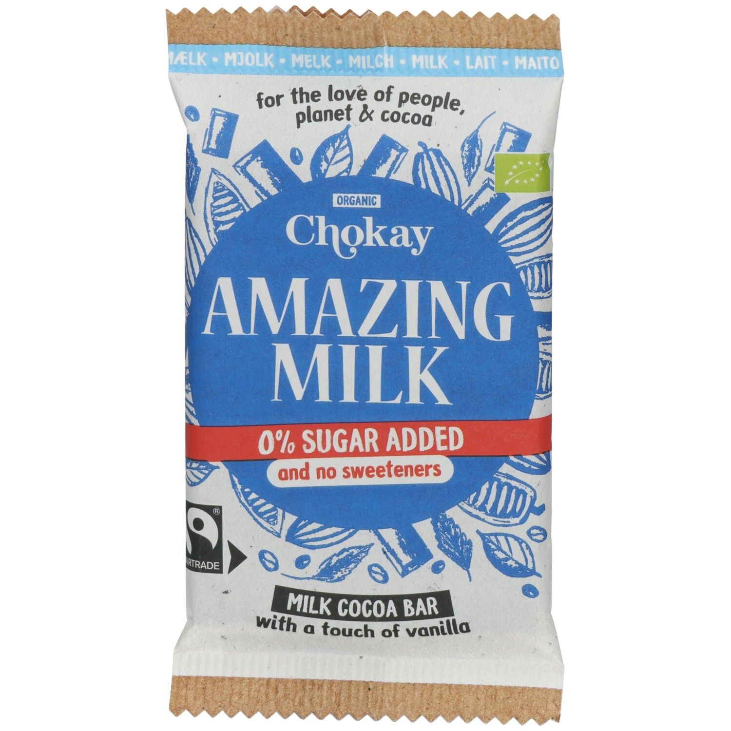 Verpackte Schokoriegel. Blaue und weiße Verpackung mit "Chokay AMAZING MILK"-Logo. Fairtrade-Siegel.