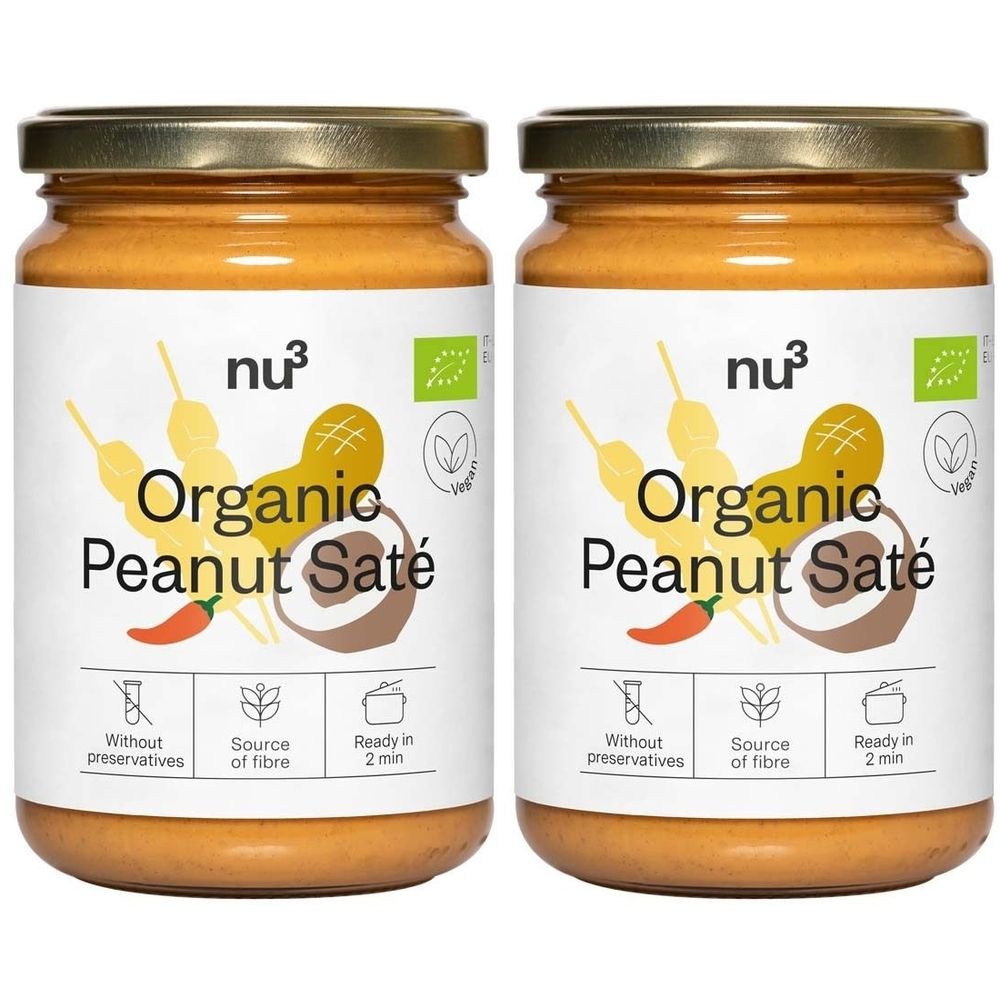 Zwei Gläser Erdnuss-Saté-Sauce. Aufschrift: "nu3 Organic Peanut Saté". Mit Bio-Siegel und weiteren Angaben.