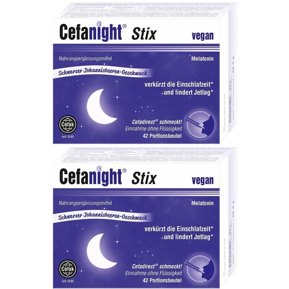 Zwei Schachteln Cefanight Stix. Aufschrift: vegan, Melatonin, Schwarzer Johannisbeeren-Geschmack. Mond-Symbol. 42 Portionsbeutel.