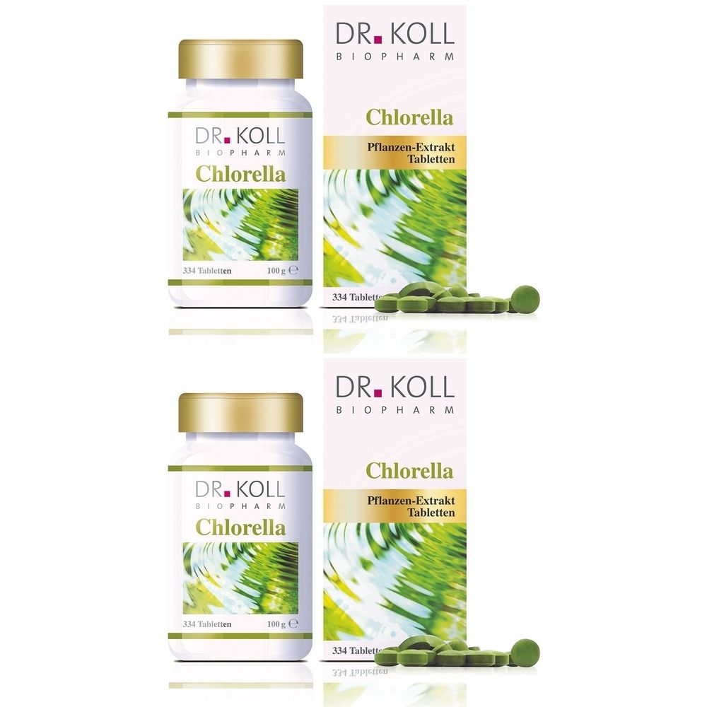 Zwei Flaschen und zwei Schachteln mit Chlorella-Tabletten. Aufschrift: DR. KOLL, Chlorella, Pflanzen-Extrakt Tabletten.