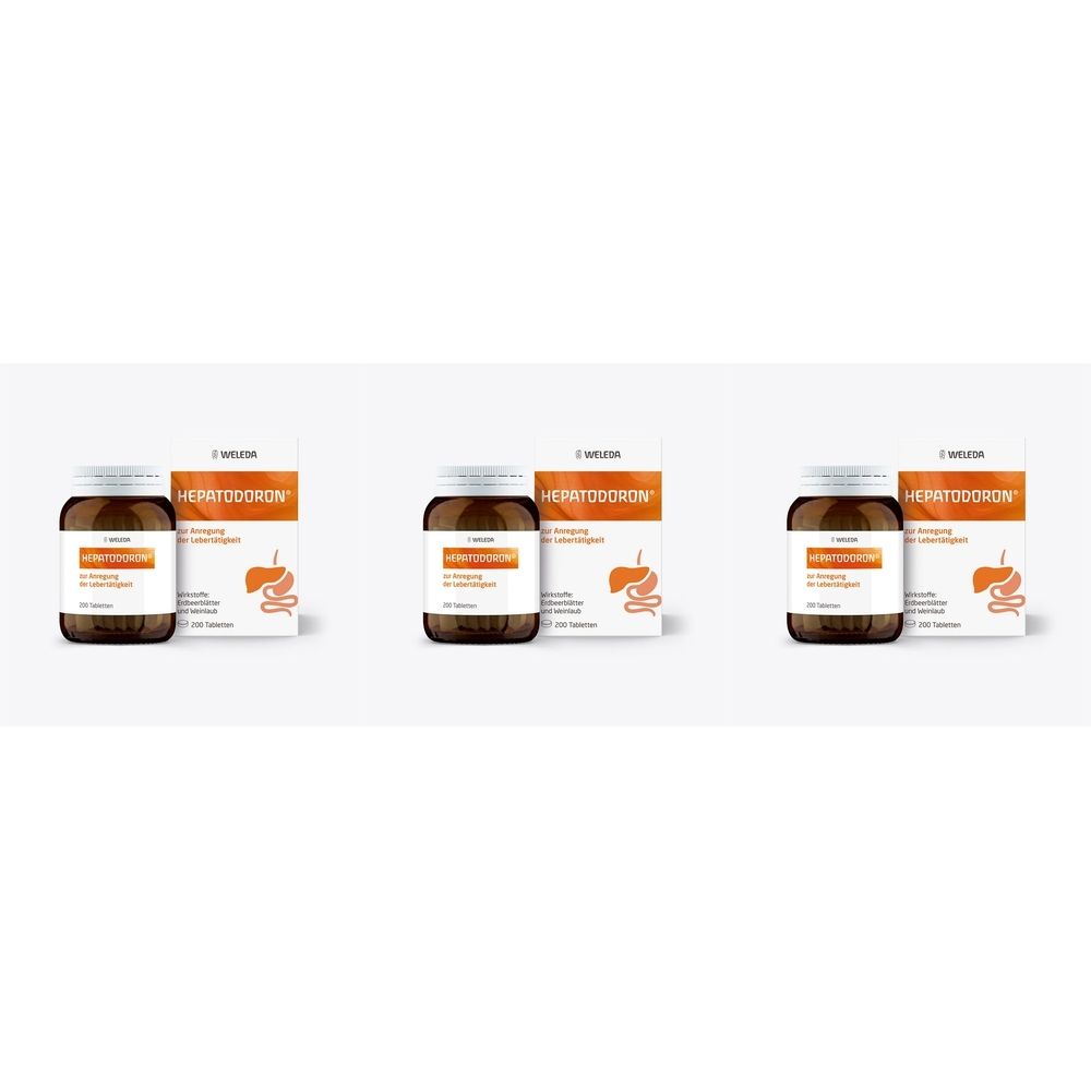 Drei Flaschen und Schachteln Hepatodoron®. Braune Glasflaschen mit weißem Deckel und orangefarbener Beschriftung. Weiße Schachteln mit orangefarbener Beschriftung.