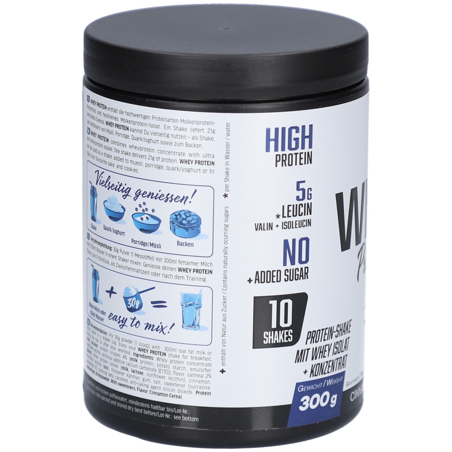 Whey Protein-Behälter. Schwarzer Deckel, weißes Etikett mit Text und Illustrationen. Enthält Informationen zur Zubereitung und Nährwertangaben.