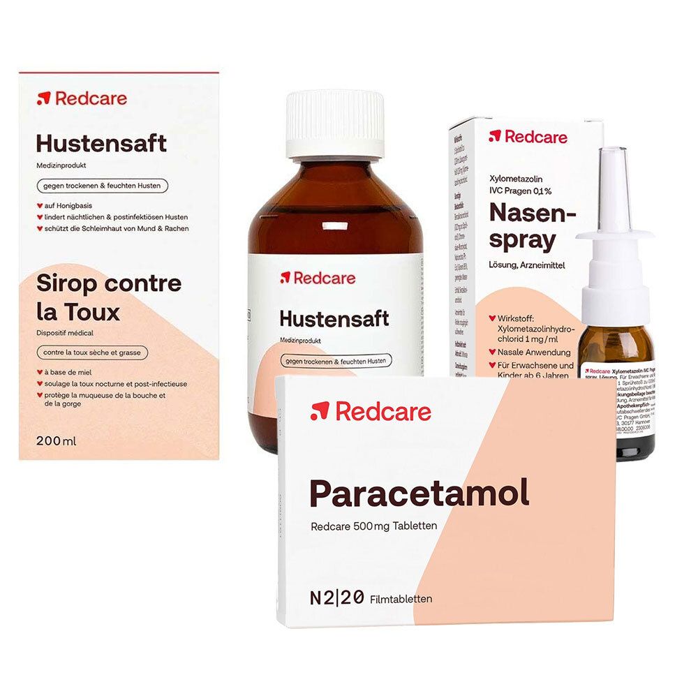Mehrere Medikamente. Hustensaft-Flasche, Nasenspray-Flasche, Hustensaft-Packung und Paracetamol-Packung. Alle mit Redcare-Logo.